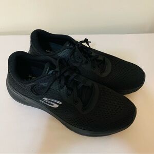 Skechers All-Black Knit Lace-Up Walking Sneakers Air Cooled Arch Fit 9.5 w